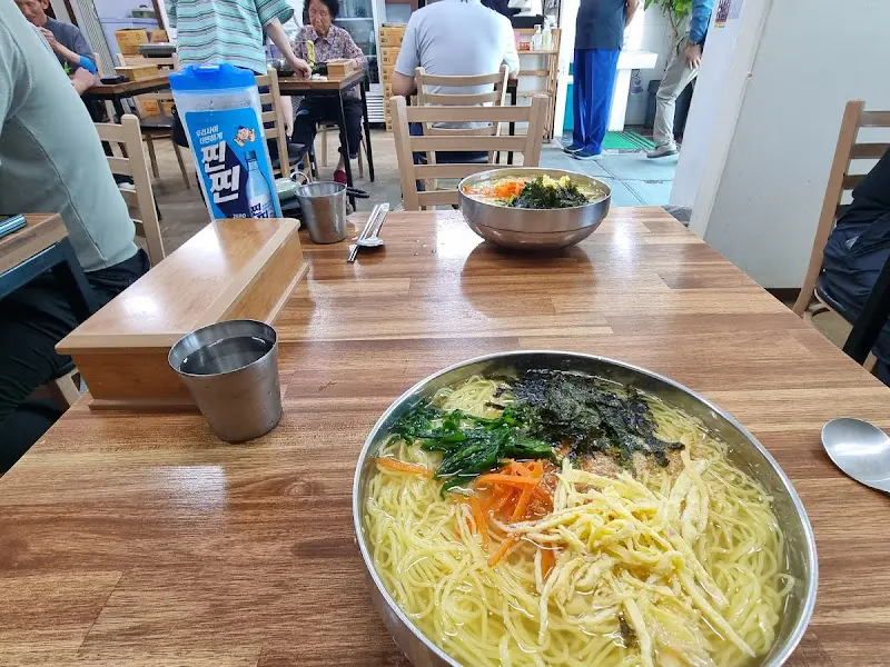 테이블 위에 놓인 잔치국수의 모습