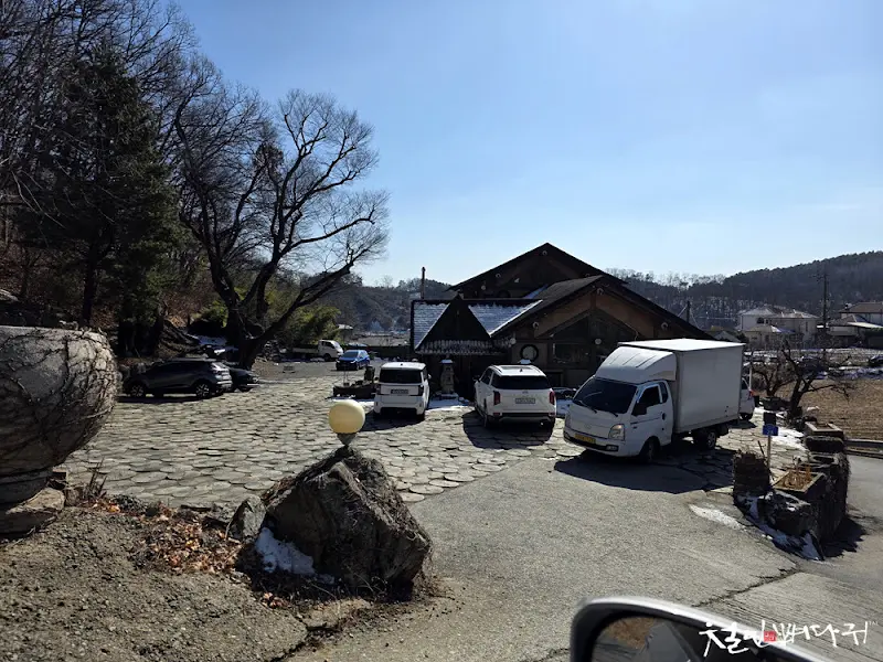 너구리의 피난처 주차장 전경