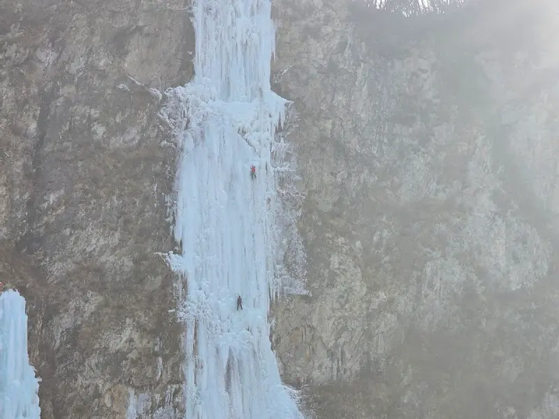 빙벽 등반가가 빙벽을 오르는 모습