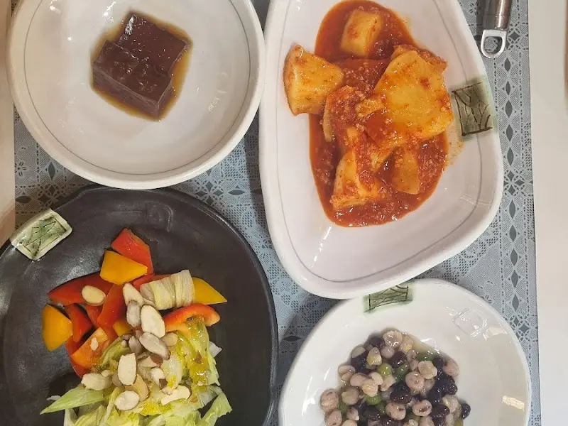 정갈하게 차려진 반찬들