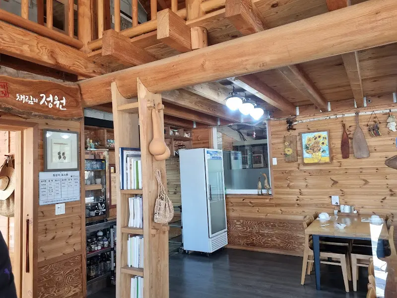 채원 내부의 따뜻한 분위기