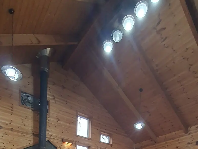 높은 천장과 나무 인테리어가 돋보이는 내부