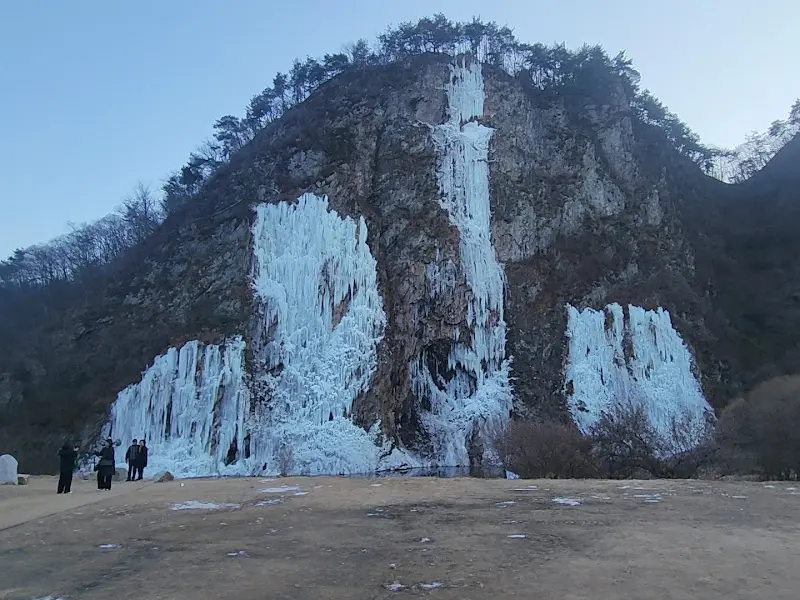 석양 아래 빛나는 빙벽