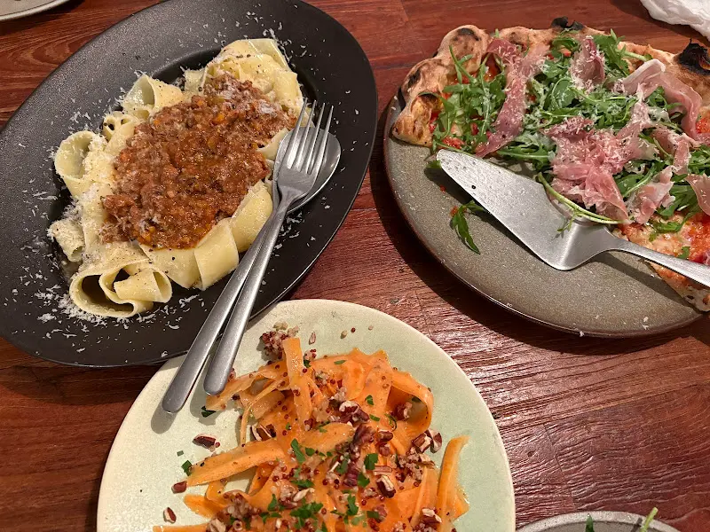 피자와 파스타, 샐러드