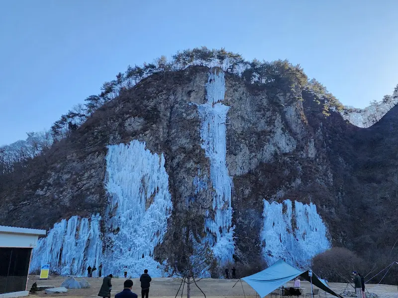 거대한 빙벽의 웅장한 모습