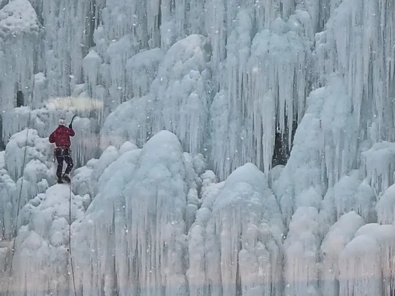 빙벽을 오르는 사람