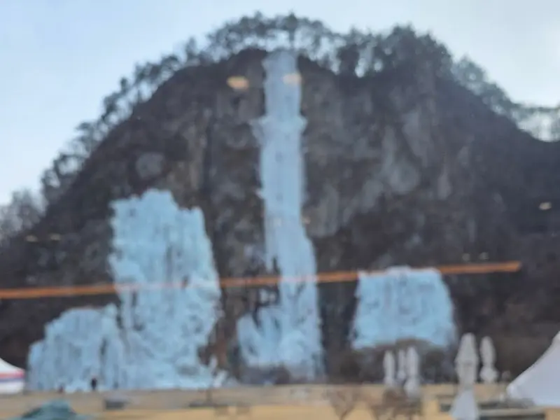 흐릿하게 보이는 빙벽