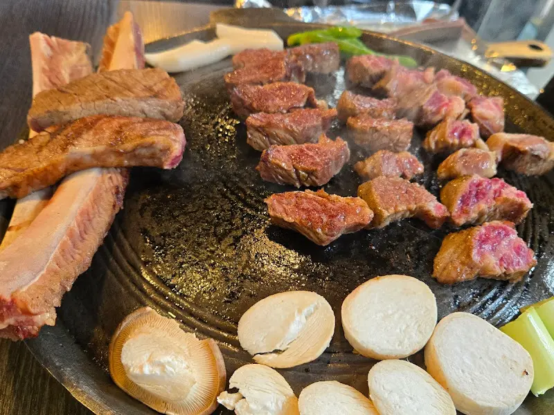 숯불 위에서 익어가는 우대갈비