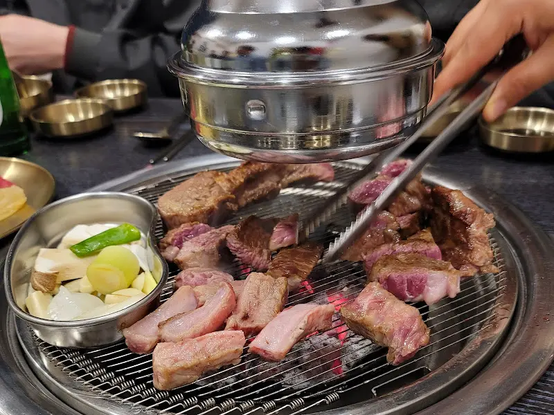 숯불 위에서 구워지는 양갈비