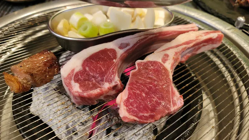 숯불 위에서 익어가는 양갈비