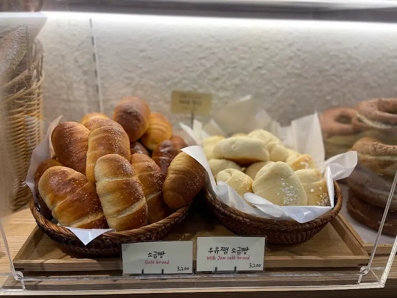 유어스 베이크샵 빵 진열대