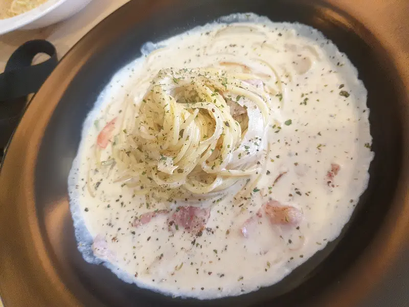 크림소스 가득한 까르보나라 파스타