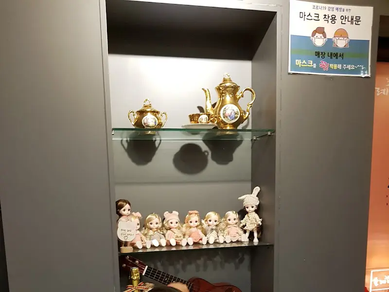 아기자기한 소품들이 진열된 장식장