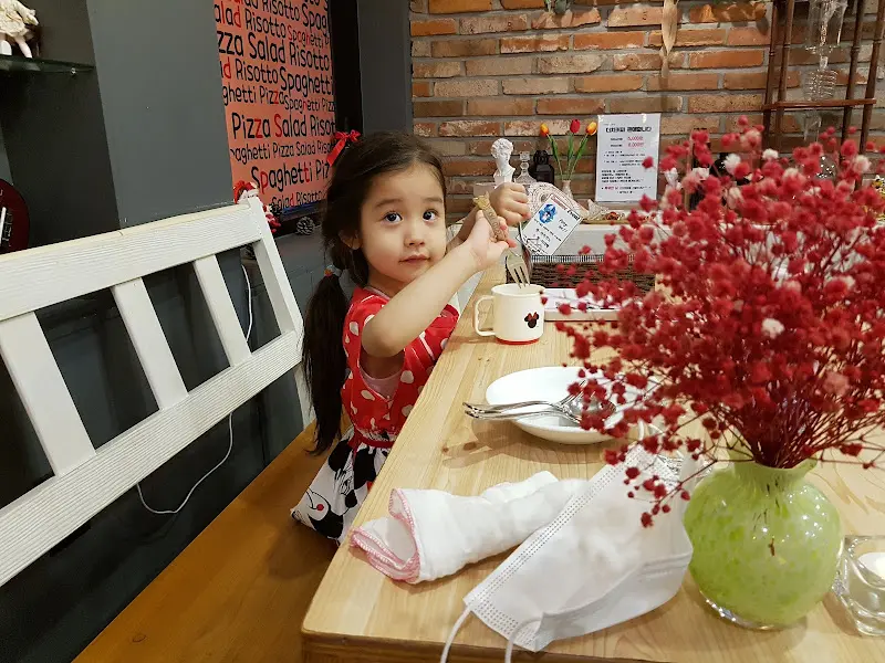 아이와 함께 식사하는 모습