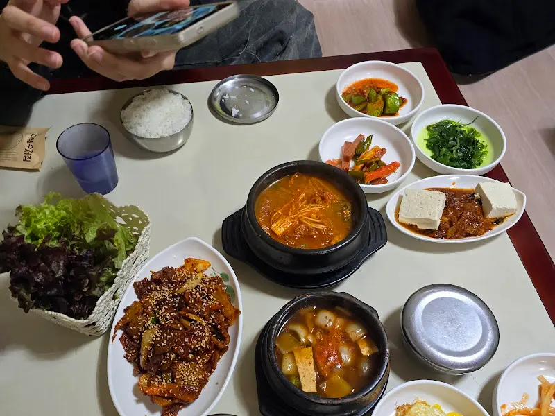 푸짐한 제육볶음 한 상 차림