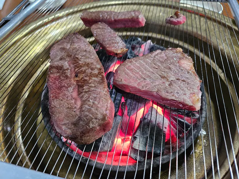숯불 위에서 익어가는 한우