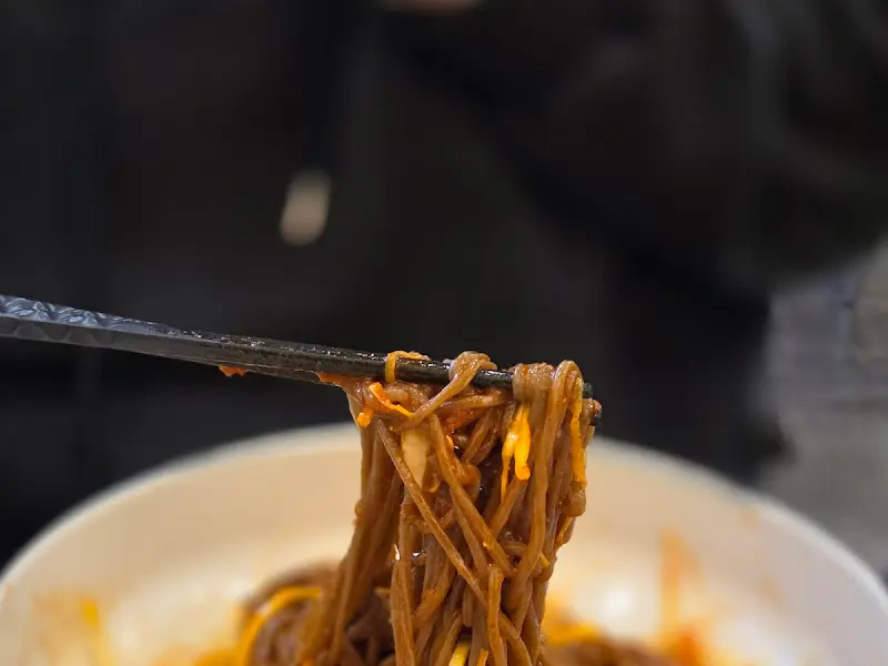 젓가락으로 집어 올린 메밀면