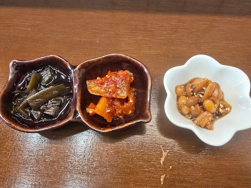 정갈하게 담긴 세 가지 밑반찬