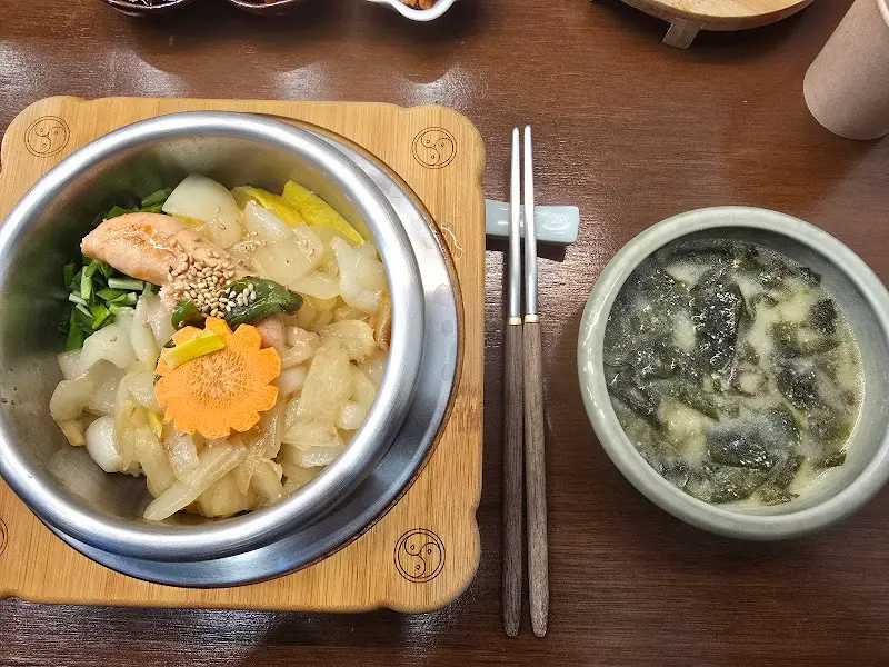 윤기가 흐르는 솥밥과 시원한 미역국