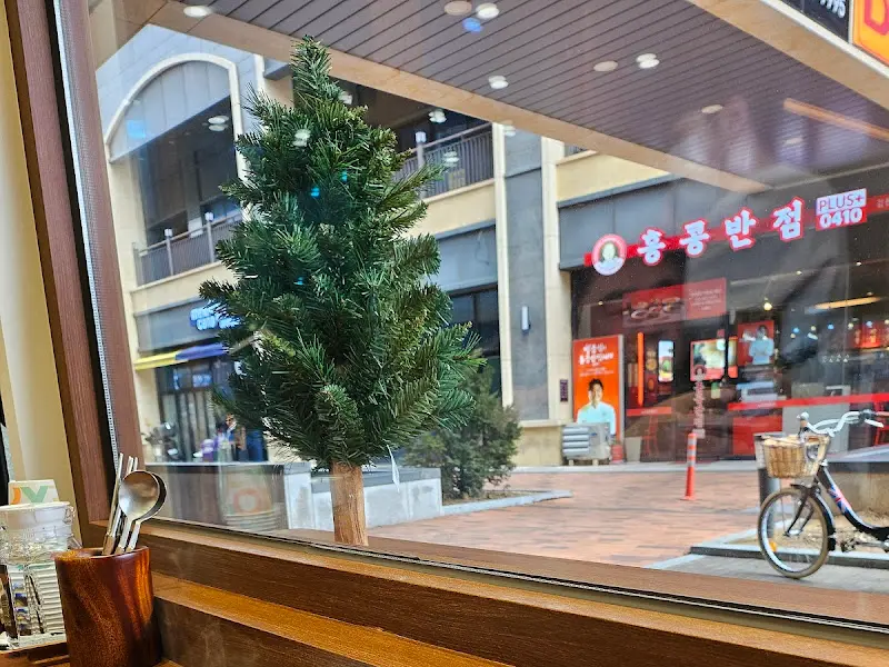 창밖 풍경과 식기