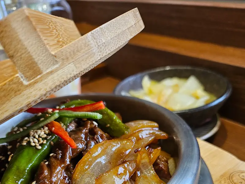 윤기 흐르는 고기와 채소 볶음