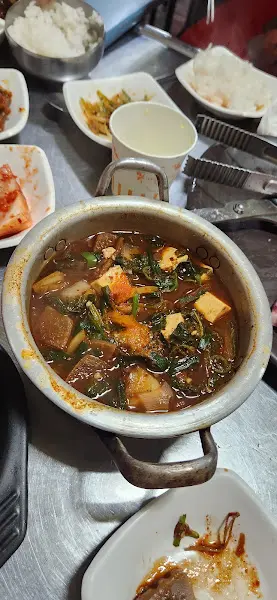 밑반찬과 고기가 세팅된 테이블