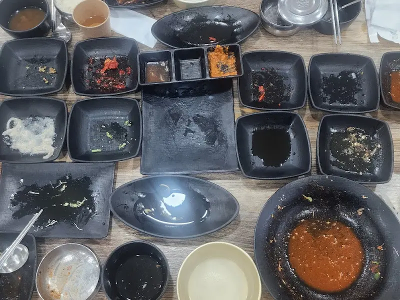 깨끗하게 비워진 그릇들