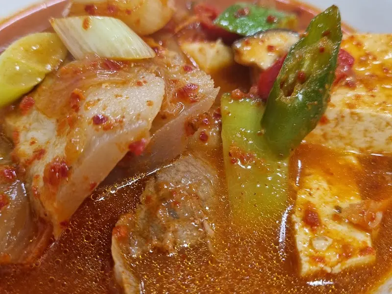 뚝배기에 담겨 보글보글 끓는 된장찌개