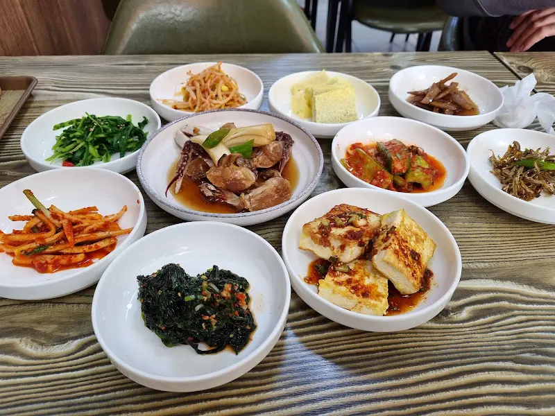 푸짐하게 차려진 밑반찬 한 상