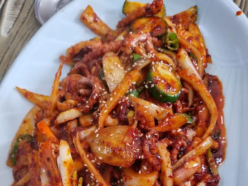 매콤달콤한 양념이 돋보이는 볶음 요리