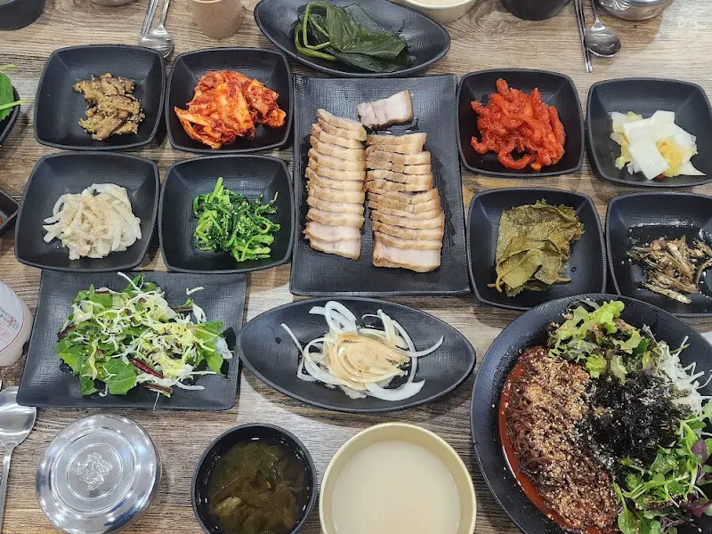 다양한 곁들임 반찬과 보쌈