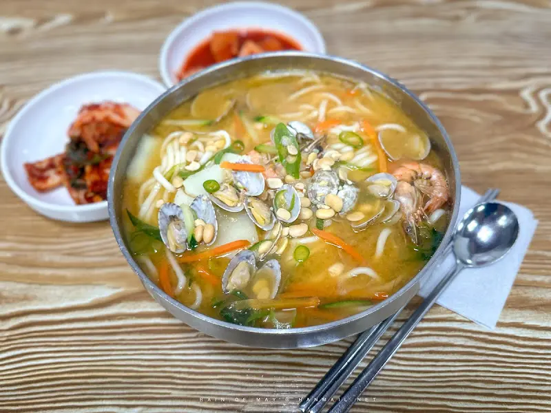 해산물이 듬뿍 들어간 장칼국수