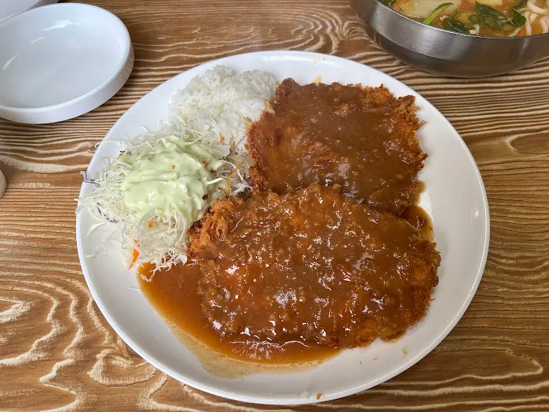돈까스와 칼국수 한 상
