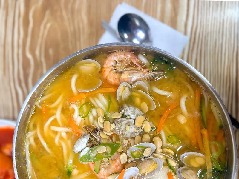 해산물이 가득한 칼국수