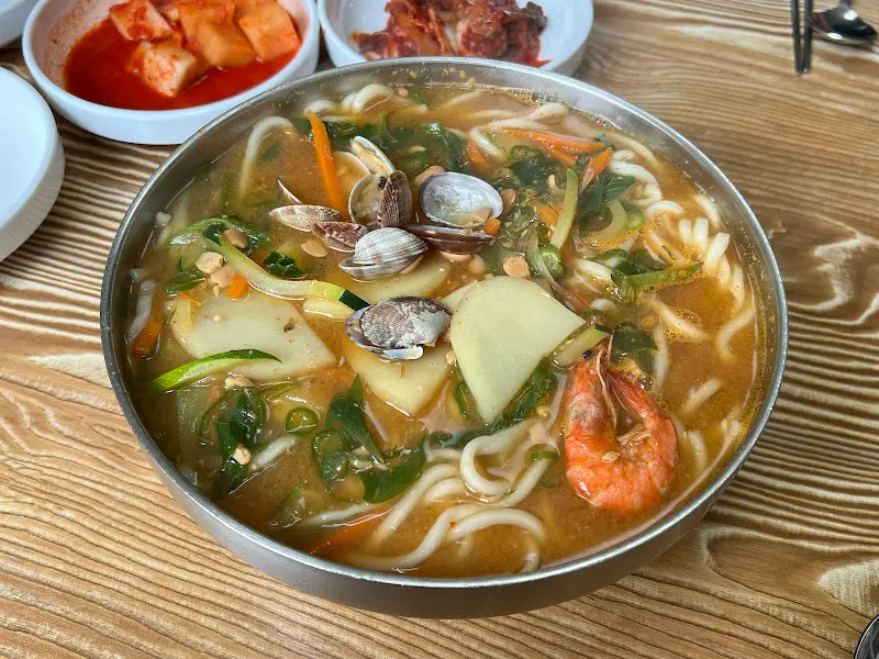 다양한 재료가 들어간 칼국수