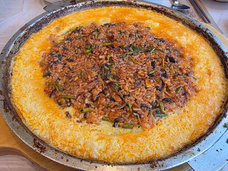 볶음밥 위에 계란을 톡!