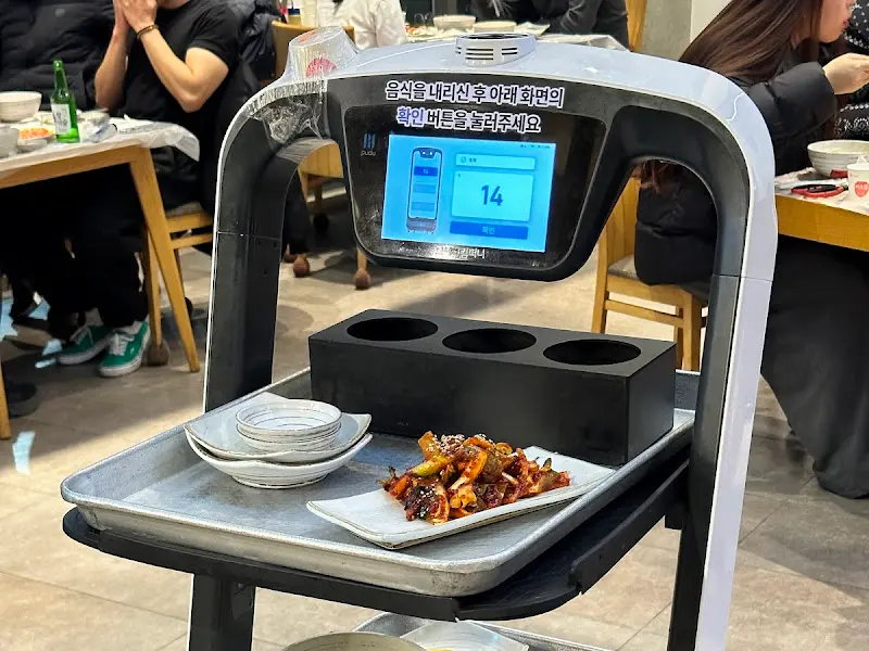 서빙 로봇이 음식을 가져다주는 모습