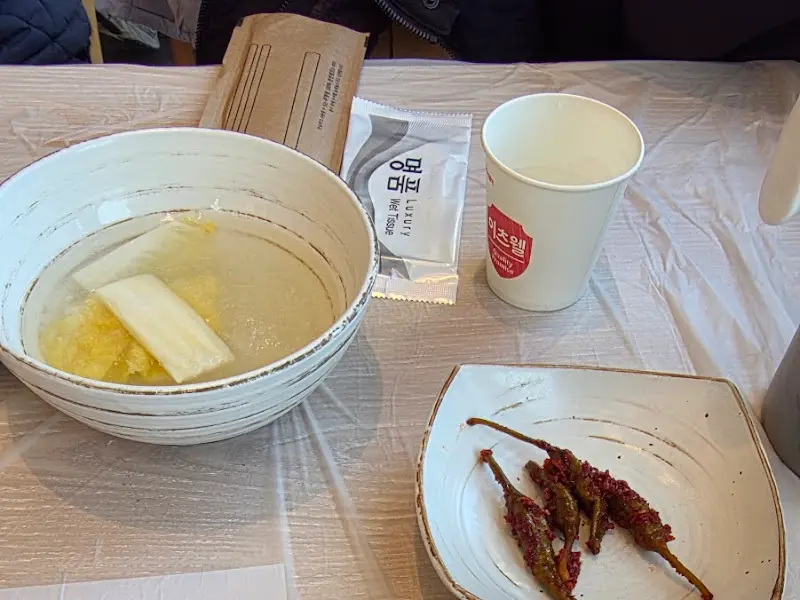 깔끔하게 차려진 테이블 세팅