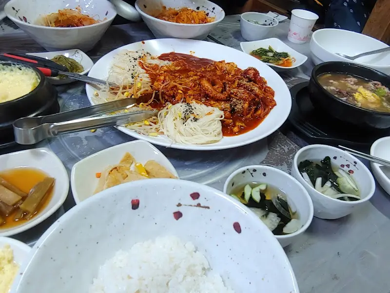 푸짐하게 차려진 낙지볶음 한 상 차림