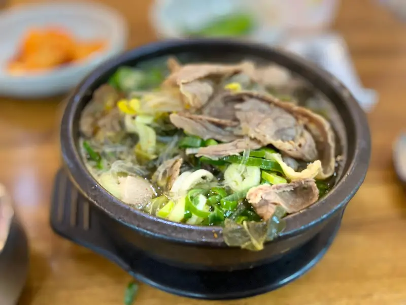 해장국이 담긴 뚝배기