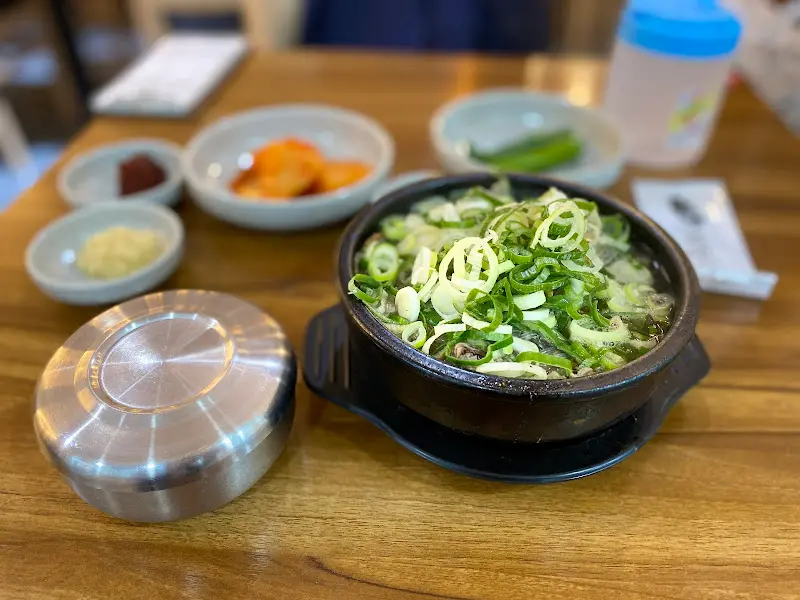 해장국과 곁들임 반찬