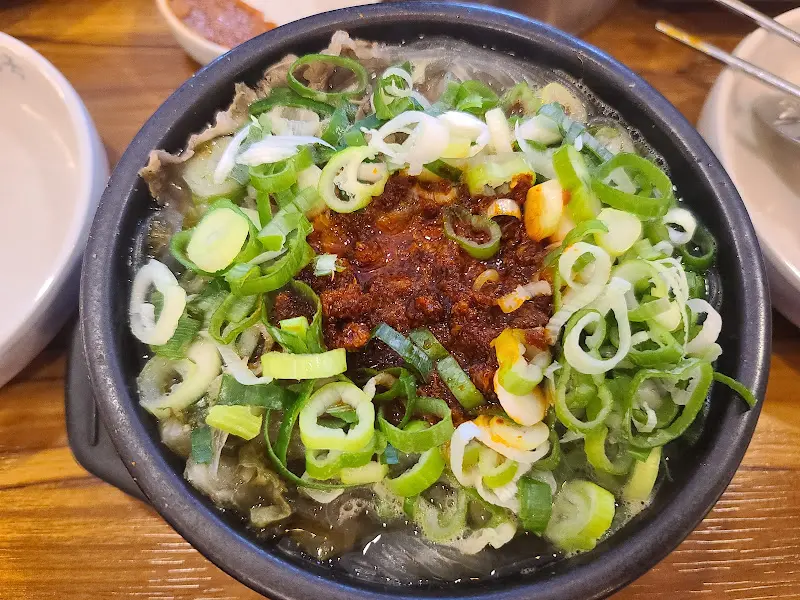 양념장이 올려진 해장국