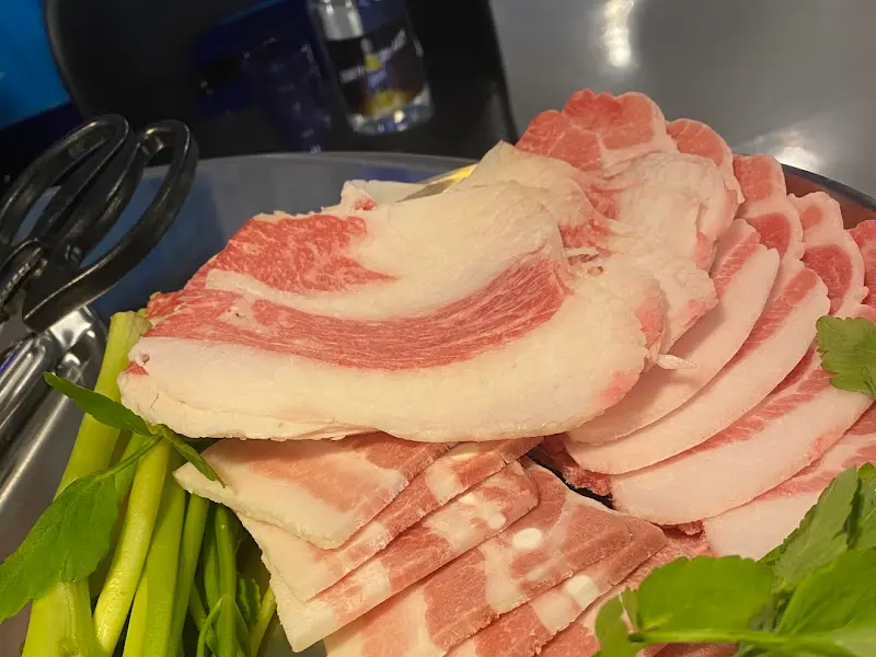 윤기가 좔좔 흐르는 냉동 삼겹살