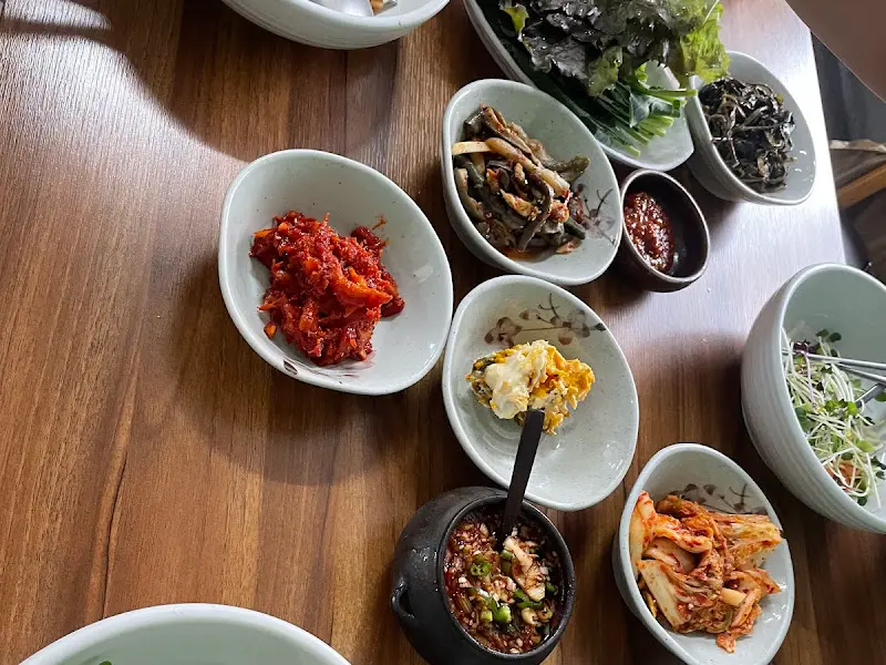 정갈하게 담겨 나온 반찬들