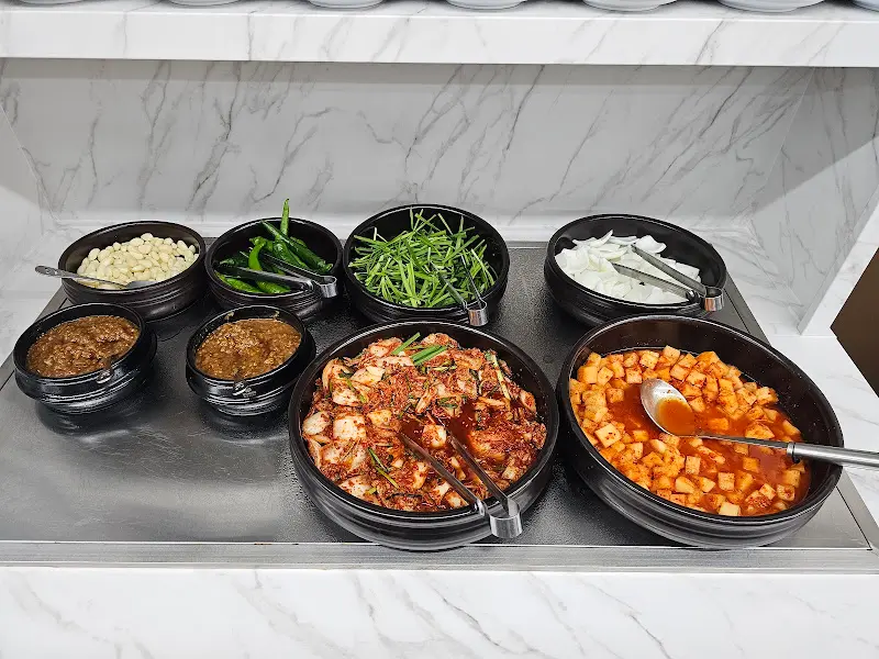 다양한 반찬들이 준비된 반찬 코너