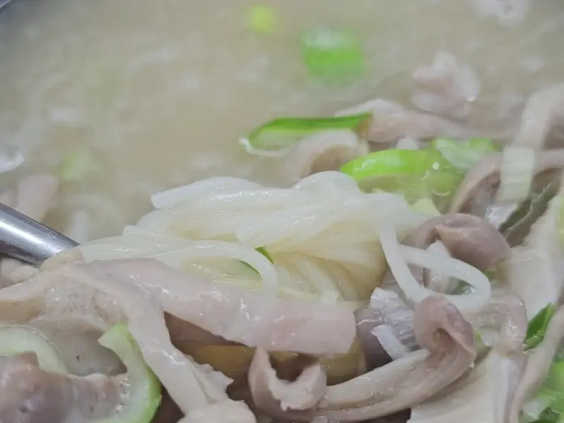 돼지국밥 속 내용물