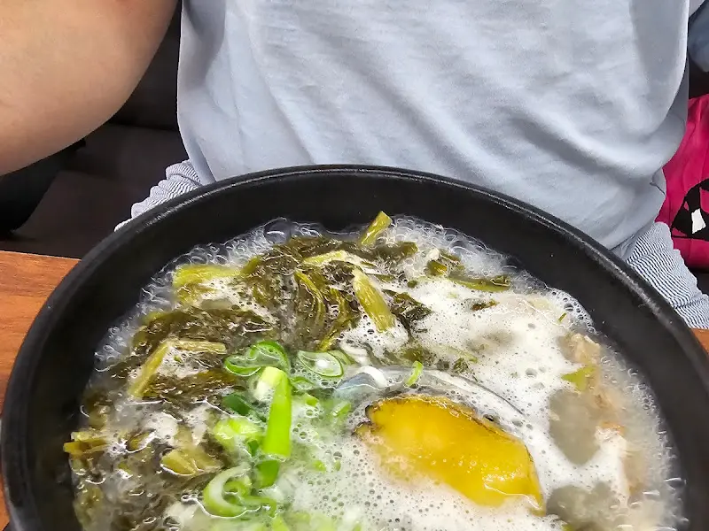 뚝배기에 담겨 나오는 돼지국밥