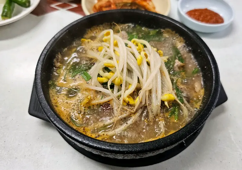 김이 모락모락 나는 순대국밥