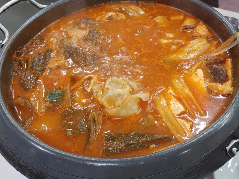 모듬찌개 보글보글 끓는 모습