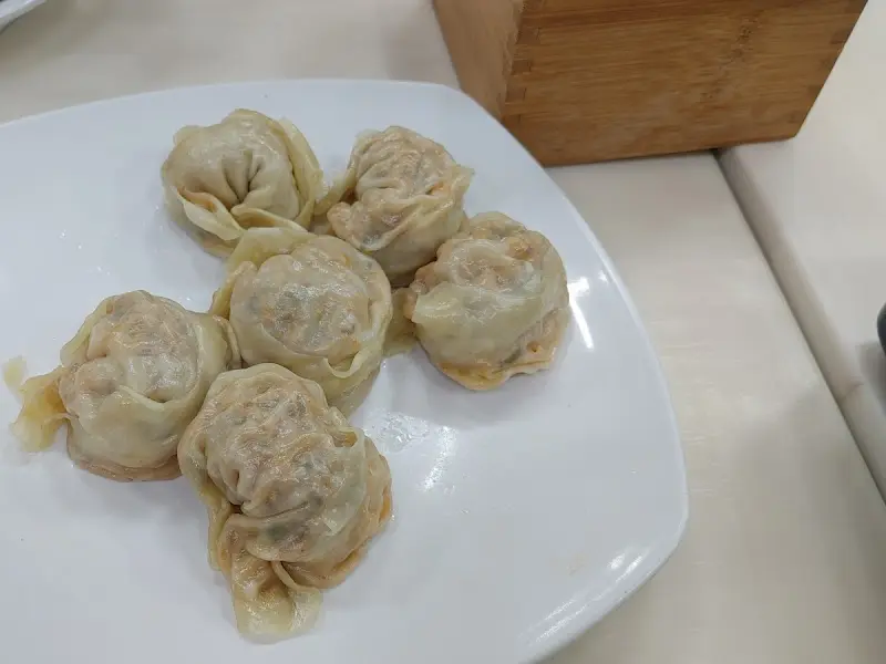 갓 쪄낸 고기 만두 사진